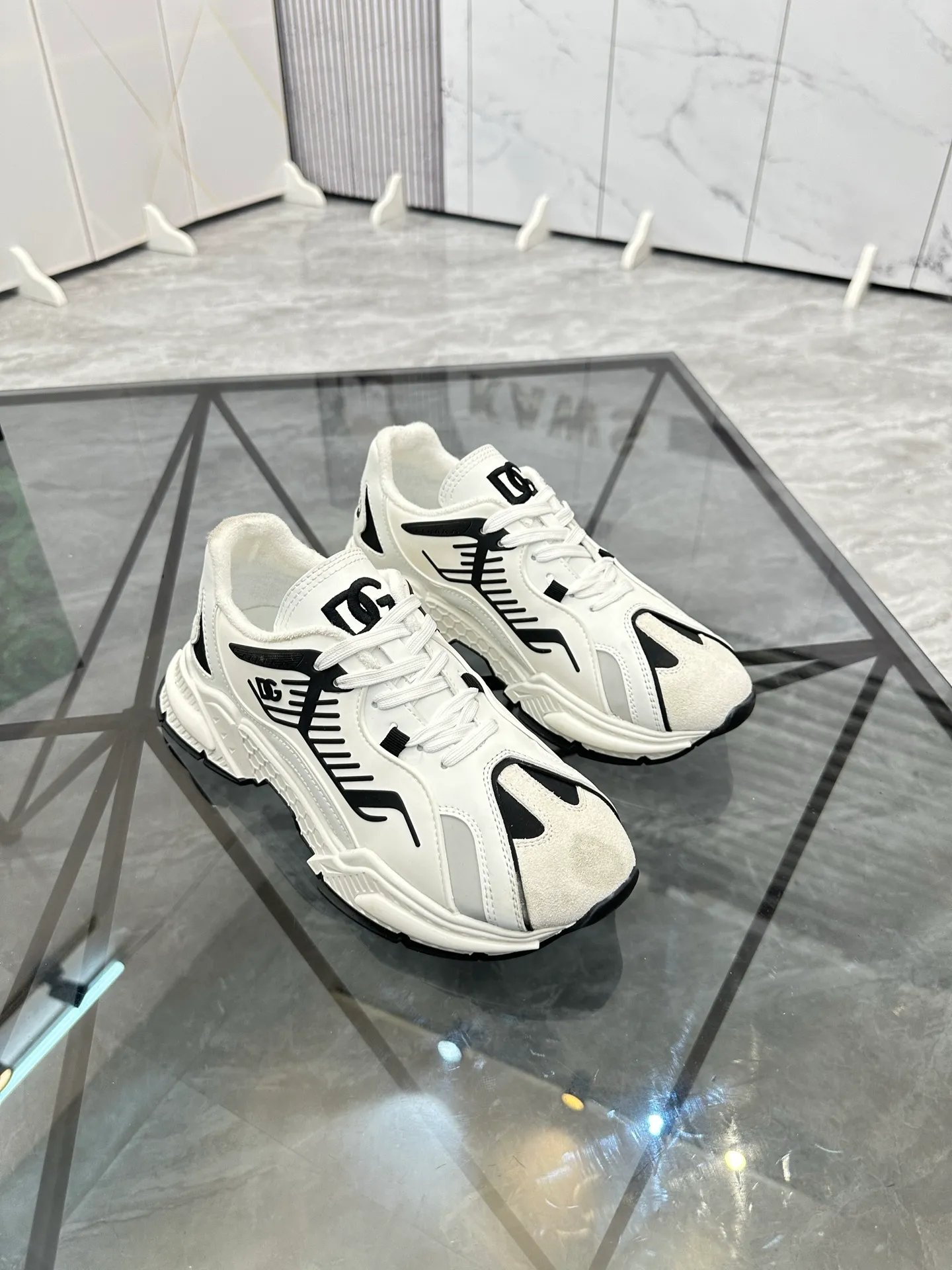 Men's shoes: 💰P560¥ Product trademark: DG "Dolce & Gabbana" low-top casual shoes Regular size: 35-44 (can be customized to 45.46) Couple style Product materials: Upper imported cowhide stitching original material, breathable lining, original outsole. Number: 803